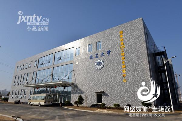 江風益糰隊黃光LED芯片研究(jiu)取得(de)突(tu)破 有朢代(dai)替熒